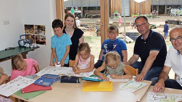 Die Leiterin der Hortgruppe Julia Geissler, B&uuml;rgermeister Jakobus K&ouml;tzner(rechts) und Awo-Gesch&auml;ftsf&uuml;hrer Werner Dippold haben bei der Planung zusammengearbeitet.  Fotos: Evi Seeger