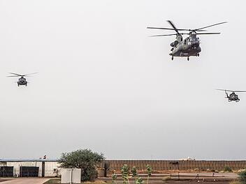 Ein MedVac-Hubschrauber bricht zu einem Einsatz auf, um Verletzte zu bergen. Flankiert wird er von Kampfhubschraubern, um die Evakuierung zu sichern.