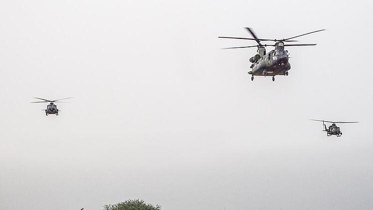 Ein MedVac-Hubschrauber bricht zu einem Einsatz auf, um Verletzte zu bergen. Flankiert wird er von Kampfhubschraubern, um die Evakuierung zu sichern.