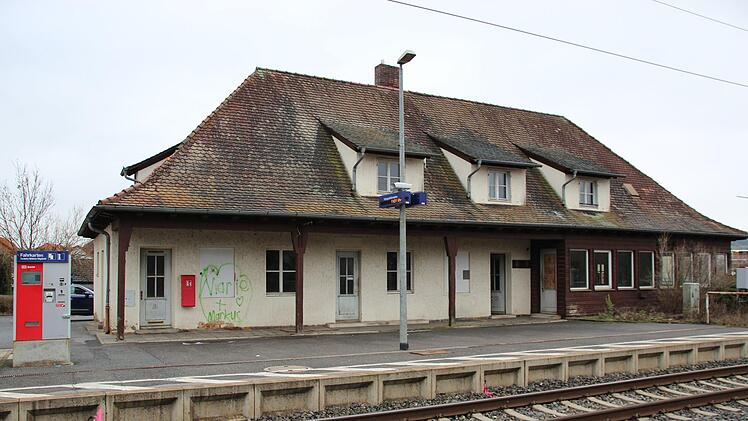 Das ist der jüngere der beiden ehemaligen Küpser Bahnhöfe. Das Gebäude steht heute leer. Foto: Andreas Schmitt