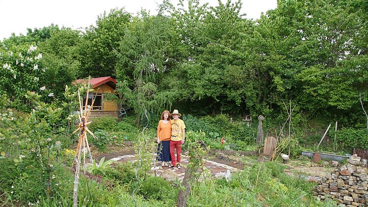 Jutta und Thomas Weimar stehen im Zentrum ihres Gartens und im Mittelpunkt einer Meditationsspirale. Foto: Arkadius Guzy