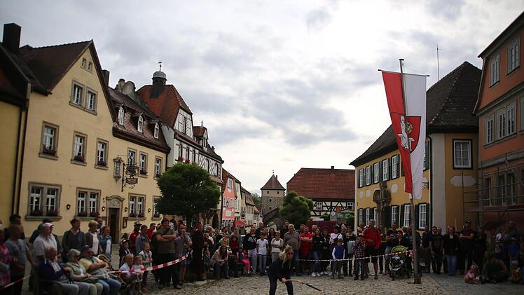 Marie Laudenbach beim Seßlacher "Hahnenschlag" Foto: Bettinaq Knauth