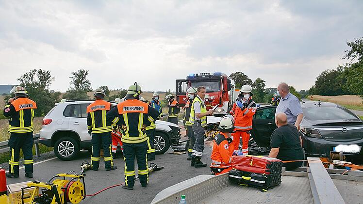 Einen Toten und zwei mittelschwer Verletzte forderte am Samstag gegen 16.30 Uhr ein Verkehrsunfall auf der B 279 zwischen Bad Königshofen und Großeibstadt. Vor Ort waren die BRK Rettungskräfte aus Bad Königshofen, Bad Neustadt und Maßbach sowie die Feuerwehrleute aus Bad Königshofen und Großeibstadt. Foto: Friedrich