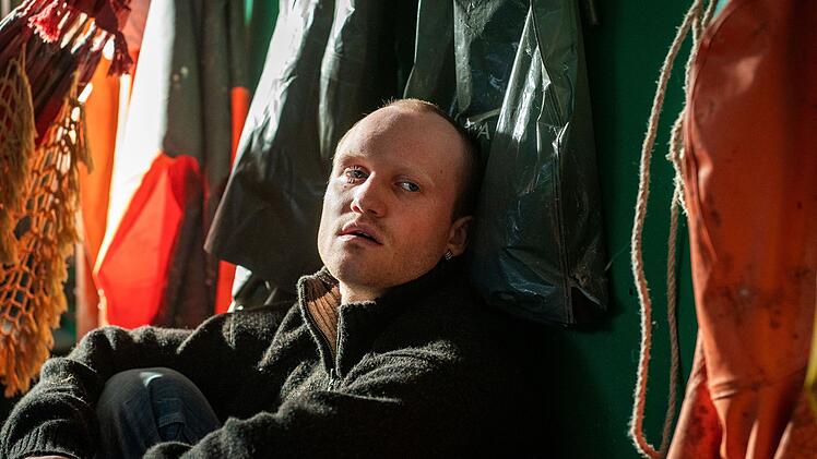 Erik Petersen (Sammy Scheuritzel) ist nach dem Tod seiner Schwester verzweifelt.