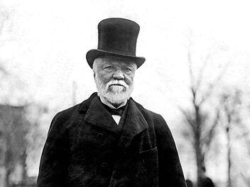 Einer der fr&uuml;hen Milliard&auml;re, der Stahlmagnat Andrew Carnegie (1835-1919), hier im Jahr 1912, setzte hohe Sunmmen f&uuml;r gemeinn&uuml;tzige Zwecke ein.