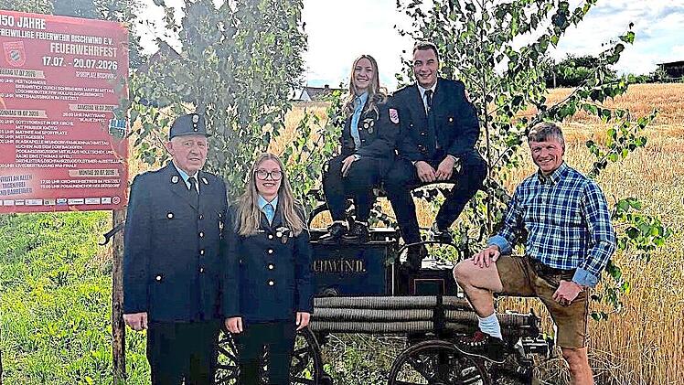 150 Jahre: So alt wird die Freiwillige Feuerwehr Bischwind, vom 17. bis 20. Juli wird das stolze Jubil&auml;um gefeiert. Die alte Pumpspritze, die derzeit am Ortseingang steht, erinnert an fr&uuml;here Zeiten. Auf das Festwochenende freuen sich der langj&auml;hr...