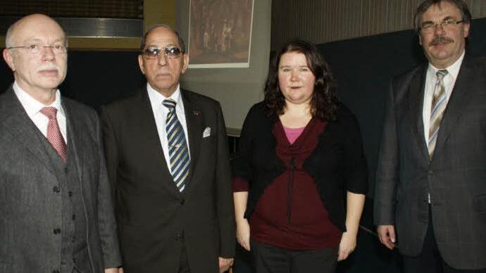 Sie sind überzeugt, dass die Projektwoche ,Gegen das Vergessen - für Demokratie und Toleranz‘ an der Berufsschule bei den Schülern viel bewegt hat (von links): BRK-Kreisgeschäftsführer Dieter Greger, Zeitzeuge Siegfried Heilig, Referentin Birgit Mair und stellvertretender Landrat Bernhard Ruß.