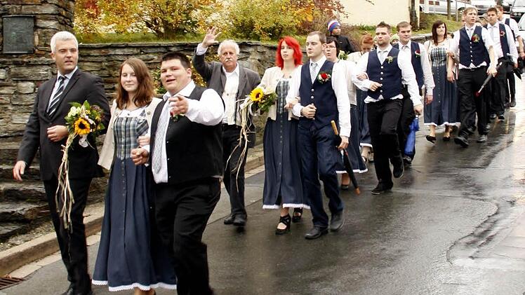 An der St. Nikolauskirche vorbei zog der Festzug, angeführt von Bürgermeister Timo Ehrhardt (links) und Pfarrer Johann Beck mit der Kermesgesellschaft hinunter zum "Anger".