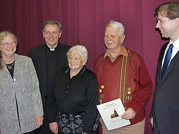 Die geehrten und ernannten Mitglieder des Seniorenclubs St. Ottilie Kersbach v. l. Vorsitzende Marianne Höller, Msgr. Georg Holzschuh, Anna Eismann, Richard Preusch und Landrat Hermann Ulm Foto: Gerhard Hoch