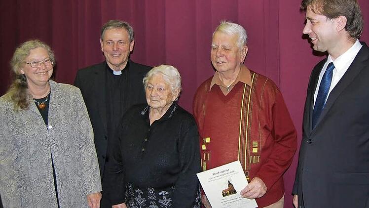 Die geehrten und ernannten Mitglieder des Seniorenclubs St. Ottilie Kersbach v. l. Vorsitzende Marianne Höller, Msgr. Georg Holzschuh, Anna Eismann, Richard Preusch und Landrat Hermann Ulm Foto: Gerhard Hoch