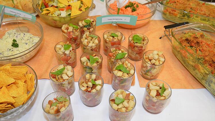Tomaten-Brot-Salat im Glas Foto: Ronald Rinklef