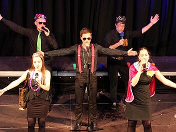 "Fünfstimmt" mit Lisa Müller (vorne links) und Monika Fischermeier (rechts), in der Mitte Holger Körner, hinten Markus Prietz und Klaus Regensberger. Fotos: Johanna Blum