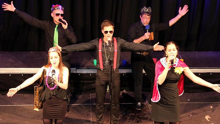 "Fünfstimmt" mit Lisa Müller (vorne links) und Monika Fischermeier (rechts), in der Mitte Holger Körner, hinten Markus Prietz und Klaus Regensberger. Fotos: Johanna Blum