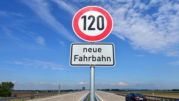 Finale: Am 3. September 2015 wurde der letzte, elf Kilometer lange Abschnitt der A 71 bei Sömmerda (zur A 38) für den Verkehr freigegeben. Foto: Martin Schutt/ dpa