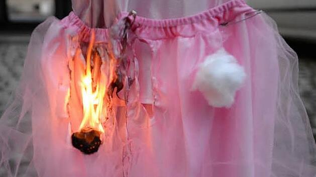 Der Wattebausch als Zunder: Die Flammen lassen den Polyesterstoff des Kinderkost&uuml;ms schmelzen und zu Boden tropfen.  Foto: Ronald Rinklef