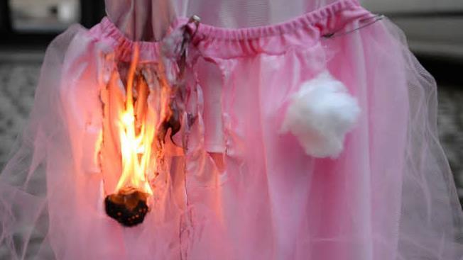 Der Wattebausch als Zunder: Die Flammen lassen den Polyesterstoff des Kinderkostüms schmelzen und zu Boden tropfen.  Foto: Ronald Rinklef