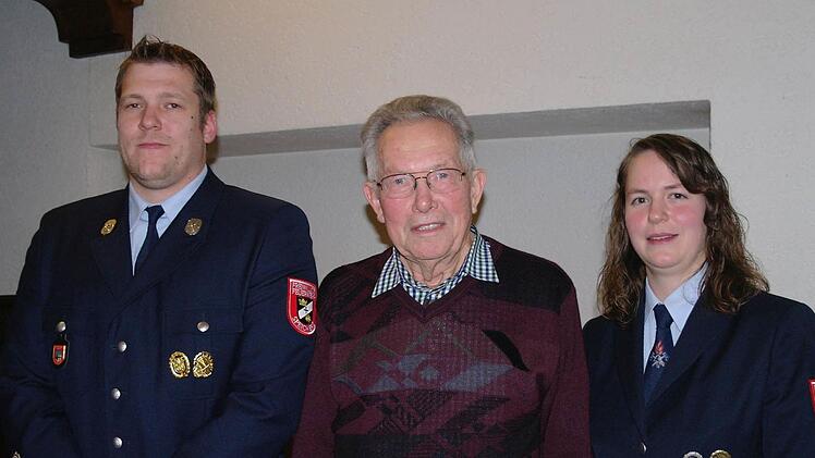 Tobias und Johanna Leitsch ehren Helmuth Hohmann (Mitte) für 63-jährig. Foto: Stephanie Elm
