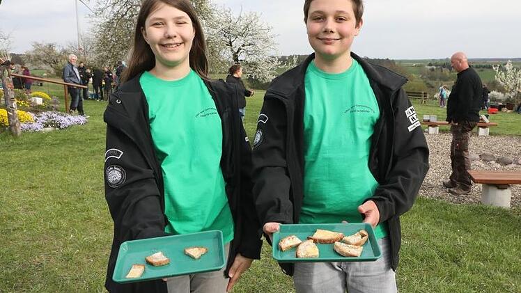 Sabrina Zöttlein und Tom Schierle mit Honigbroten: Ein Honig stammt von Priesendorfer Bienen, der andere aus dem Discounter. Beim Aktionstag zum Thema "Bienen" durften die "Frechen Früchtchen" an eienr der zehn Spielstationen raten, woher welcher Honig kommt. Der süßere war aus dem Discounter. Foto: Barbara Herbst