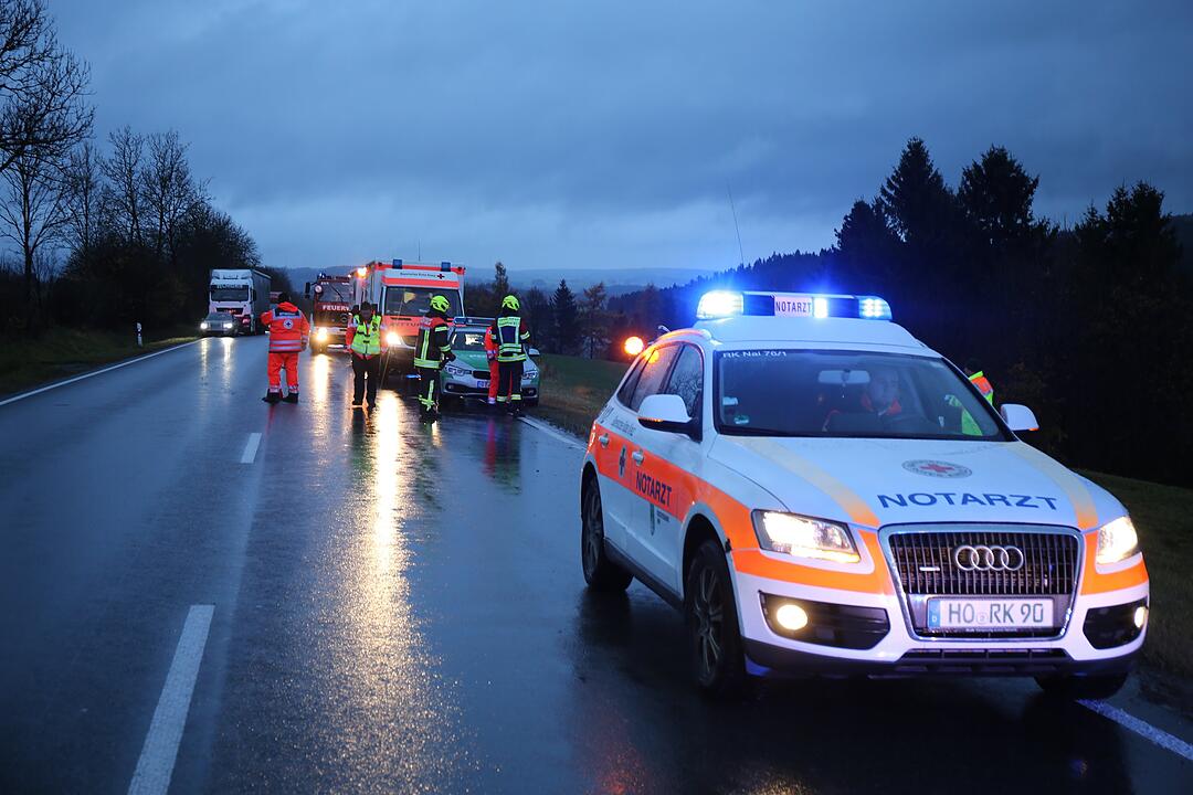 Lkw in Oberfranken kippt um - Fahrer eingeklemmt