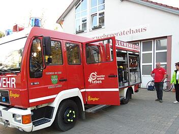 Im Gemeinderat  wurde angeregt, Geld für ein neues Feuerwehrauto in den Haushalt einzustellen.  Das Feuerwehrauto,  das die Wehr in Kappel günstig ersteigert hatte, wurde vor dem Platz der Hiltpoltsteiner Feuerwehr begutachtet. Foto: Petra Malbrich