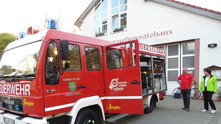 Im Gemeinderat  wurde angeregt, Geld für ein neues Feuerwehrauto in den Haushalt einzustellen.  Das Feuerwehrauto,  das die Wehr in Kappel günstig ersteigert hatte, wurde vor dem Platz der Hiltpoltsteiner Feuerwehr begutachtet. Foto: Petra Malbrich