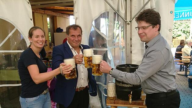 Bieranstich vom letzten Jahr mit ersten B&uuml;rgermeister Armin Luther, Pfarrer Lischewski und der ehemaligen ersten Vorsitzenden Janine Stocker.  Foto: privat