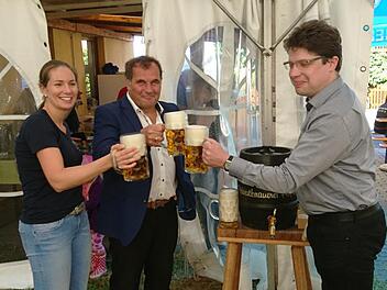 Bieranstich vom letzten Jahr mit ersten Bürgermeister Armin Luther, Pfarrer Lischewski und der ehemaligen ersten Vorsitzenden Janine Stocker.  Foto: privat