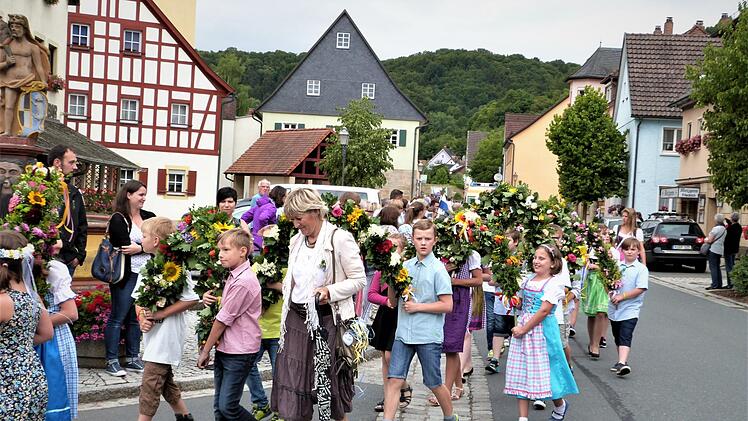 Mit festlichem Schmuck zogen die Kinder durch den Ort.