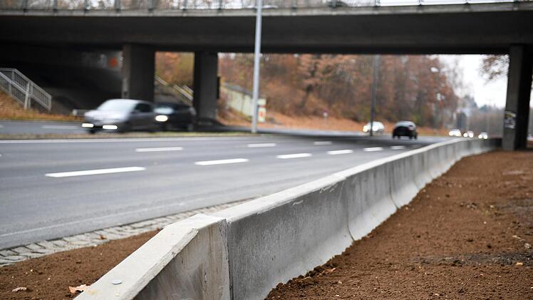 Auch nach  Abschluss der Sanierung des   Münchner Rings zwischen Babenbergerring und Heinrichsbrücke bleiben die Betonelemente zum Schutz der Brückenpfeiler erhalten.       Foto: Ronald Rinklef