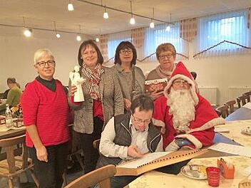 Organisatorin Rosemarie Schmitt (von links), Kreisbäuerin Edeltraud Häusler, stellvertretende Kreisbäuerin Helene Greubel und Kerstin Neder beim Tanztee. Vorne Florian Schmitt und der Nikolaus.  Foto: Andreas Lomb