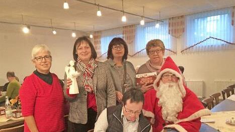 Organisatorin Rosemarie Schmitt (von links), Kreisbäuerin Edeltraud Häusler, stellvertretende Kreisbäuerin Helene Greubel und Kerstin Neder beim Tanztee. Vorne Florian Schmitt und der Nikolaus.  Foto: Andreas Lomb