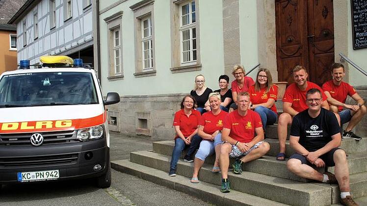Am Schluss war man eine große Familie - die Männer und Frauen der DLRG und der örtlichen Geschäfte, hier dabei Bäckerei Willi Müller, Nahkauf, Metzgerei Förtschbeck und Gasthof Goldener Anker.  Susanne Deuerling