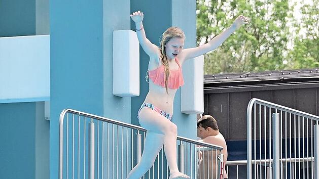 Im Aquaria wagt Marie den Sprung vom Turm.