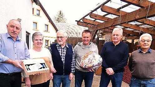 Unser Bild zeigt von links Vorsitzender Dieter M&uuml;hlbauer, Rosemarie und Wilfried Kintzel, FC-Ehrenamtsbeauftragter Gerhard Biedermann, Wolfgang Horter und FC-Ehrenvorsitzender Harry Dippold.