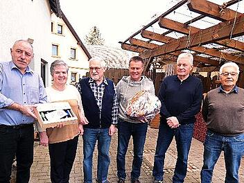 Unser Bild zeigt von links Vorsitzender Dieter Mühlbauer, Rosemarie und Wilfried Kintzel, FC-Ehrenamtsbeauftragter Gerhard Biedermann, Wolfgang Horter und FC-Ehrenvorsitzender Harry Dippold.