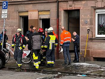 Nürnberg: Verpuffung in Wohnhaus: Zahlreiche Einsatzkräfte vor Ort