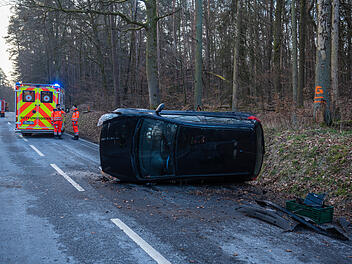 Auto überschlägt sich und bleibt auf Seite liegen - Heftiger Unfall im Kreis Haßberge