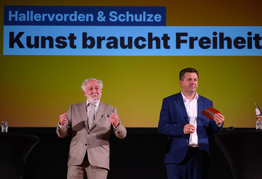 Hallervorden und Schulze unterhalten sich in Dessau