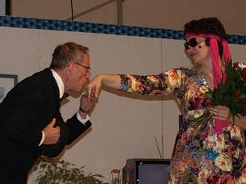 Otto Friedel als Sir Archibald und Sabine Dacho als Anita Dümpelmann waren zwei der Darsteller bei den Theateraufführungen in Arnshausen.  Foto: Michael Atzler