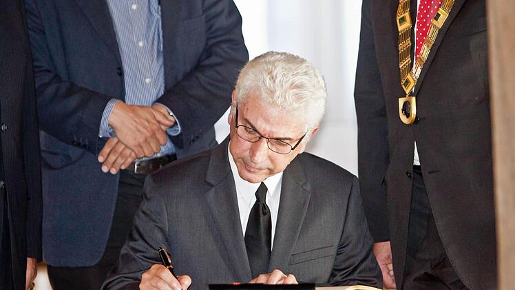 Rückert-Preisträger Nihad Siris beim Eintrag ins Golde Buch der Stadt Coburg.