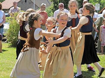 Ohne Nachwuchsprobleme: Die Volkstanzgruppe des Rhönklub-Zweigvereins Schondrahöhe aus Völkersleier.  Fotos: Gerd Schaar