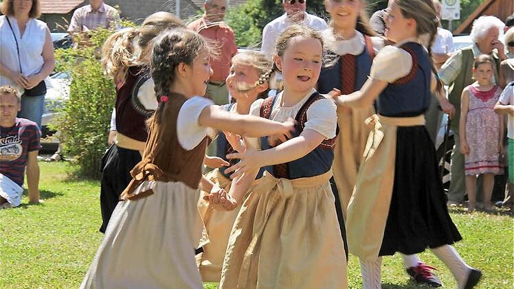 Ohne Nachwuchsprobleme: Die Volkstanzgruppe des Rhönklub-Zweigvereins Schondrahöhe aus Völkersleier.  Fotos: Gerd Schaar