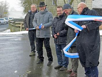 Die letzten von "Xaver" servierten Böen machten den offiziellen Akt der Freigabe der Straße über den Herrether Bach für Udo Weber, Michael Busch, Günther Rose, Jürgen Woll und Dieter Scherbel (von links) zu einer nicht ganz einfachen Angelegenheit. Berthold Köhler Foto: Berthold Köhler