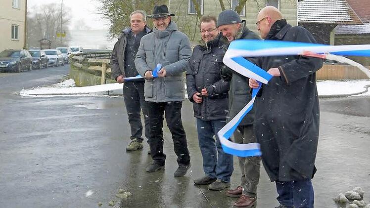 Die letzten von "Xaver" servierten Böen machten den offiziellen Akt der Freigabe der Straße über den Herrether Bach für Udo Weber, Michael Busch, Günther Rose, Jürgen Woll und Dieter Scherbel (von links) zu einer nicht ganz einfachen Angelegenheit. Berthold Köhler Foto: Berthold Köhler