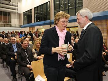 Die drei Hauptakteure des Abends: Landratskandidat Johann Kalb (r.), Europakandidaten Monika Hohlmeier und das Bier aus dem Bamberger Land. Fotos: Barbara Herbst
