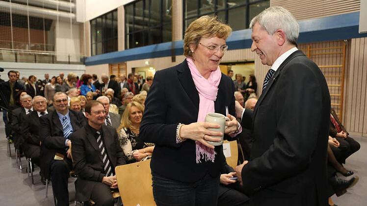 Die drei Hauptakteure des Abends: Landratskandidat Johann Kalb (r.), Europakandidaten Monika Hohlmeier und das Bier aus dem Bamberger Land. Fotos: Barbara Herbst