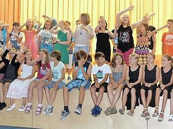 Das Lied "Ja, wir sagen auf Wiederseh'n" hatte Rektorin Astrid Kestel mit den Viertklässlern einstudiert. Es ging nicht nur den Jungen und Mädchen zu Herzen. Foto: Karl-Heinz Hofmann