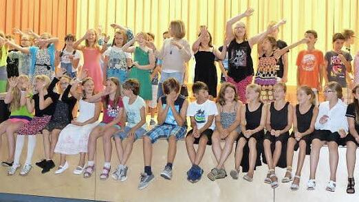 Das Lied "Ja, wir sagen auf Wiederseh'n" hatte Rektorin Astrid Kestel mit den Viertklässlern einstudiert. Es ging nicht nur den Jungen und Mädchen zu Herzen. Foto: Karl-Heinz Hofmann