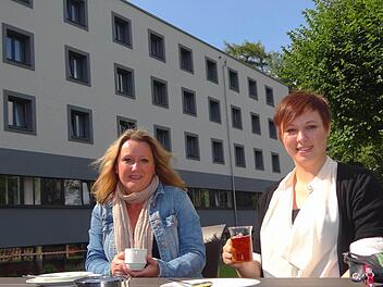 Auf der Terrasse des Schlosses in Untermerzbach genießen Sandra Carstensen (links) und Susanne Laß aus Flensburg die Kaffeepause. Im Hintergrund ist das neu erbaute Hotel zu sehen.  Fotos: Johanna Eckert
