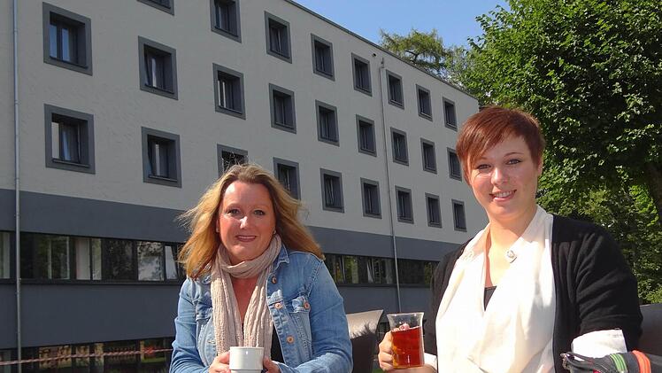 Auf der Terrasse des Schlosses in Untermerzbach genießen Sandra Carstensen (links) und Susanne Laß aus Flensburg die Kaffeepause. Im Hintergrund ist das neu erbaute Hotel zu sehen.  Fotos: Johanna Eckert